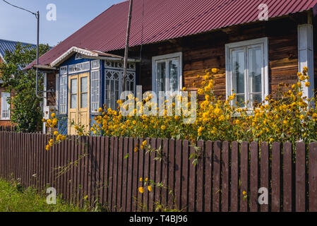 Decorate casa nel villaggio Soce sulla cosiddetta Terra di ante aperte del sentiero, famosa per l'architettura tradizionale nel Voivodato Podlaskie, Polonia Foto Stock