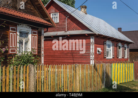 Case nel villaggio Soce sulla cosiddetta Terra di ante aperte del sentiero, famosa per l'architettura tradizionale nel Voivodato Podlaskie, Polonia Foto Stock