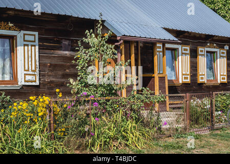 Casa in legno in Soce villaggio sulla cosiddetta Terra di ante aperte del sentiero, famosa per l'architettura tradizionale nel Voivodato Podlaskie, Polonia Foto Stock