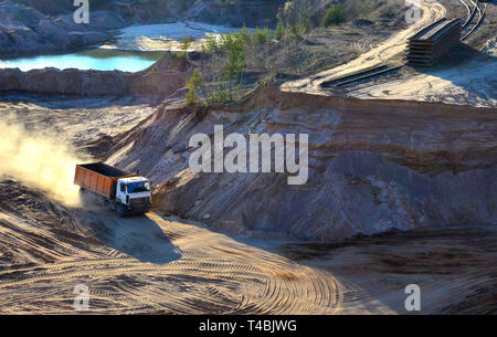 Mining autocarro con cassone ribaltabile trasporta la sabbia e altri minerali della cava. Foto Stock