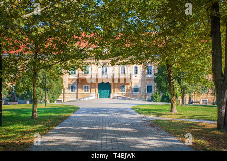 Parco pubblico con il vecchio abbandonato Manor House di Malacky (Slovacchia) Foto Stock