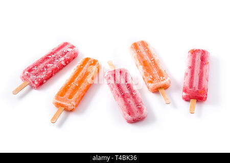 Arancione e strawberry popsicles isolati su sfondo bianco Foto Stock