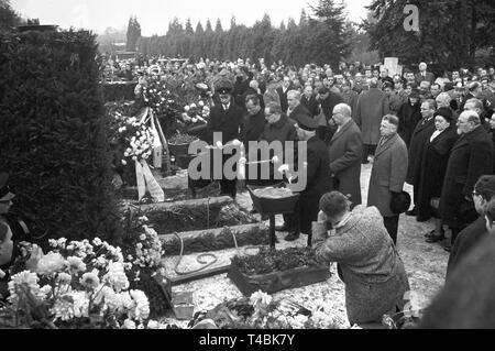 Il defunto Presidente della sociale dell' opposizione democratica Erich Ollenhauer è sepolto il 19 dicembre nel 1963. La foto mostra il funerale gli ospiti di Ollenhauer la sua tomba. | Utilizzo di tutto il mondo Foto Stock