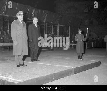 L Ispettore Generale della Bundeswehr, Generale Friedrich Foertsch (L), si ritirerà dal servizio attivo e viene dato un addio ufficiale con un grande tatuaggio al fortezza Ehrenbreitstein a Coblenza il 11 dicembre 1963. Accanto a lui vi è il ministro della Difesa tedesco, Kai Uwe von HASSEL. | Utilizzo di tutto il mondo Foto Stock