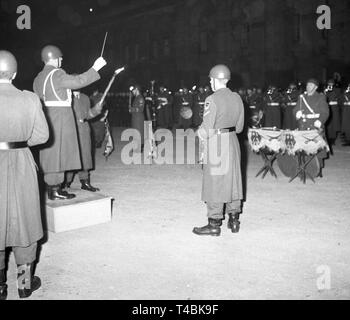 L Ispettore Generale della Bundeswehr, Generale Friedrich Foertsch, si ritirerà dal servizio attivo e viene dato un addio ufficiale con un grande tatuaggio al fortezza Ehrenbreitstein a Coblenza il 11 dicembre 1963. La foto mostra la banda militare. | Utilizzo di tutto il mondo Foto Stock