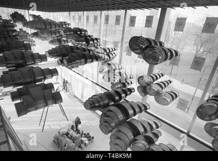 L'estensione del teatro di Francoforte (in tedesco: 'Frankfurter Schauspielhaus") è aperta al più presto il 14 dicembre 1963. La foto mostra il foyer con un soffitto intermedio di rotoli realizzato di lamiera saldata ottoni. Archivio foto dal 04 dicembre 1963. | Utilizzo di tutto il mondo Foto Stock