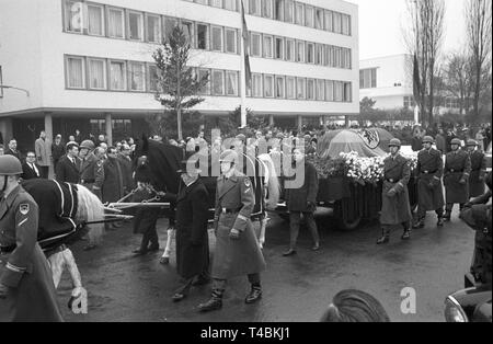 Il defunto Presidente della sociale dell' opposizione democratica Erich Ollenhauer è sepolto il 19 dicembre nel 1963. La foto mostra il carro con la bara che è tirata verso il cimitero da quattro cavalli. | Utilizzo di tutto il mondo Foto Stock