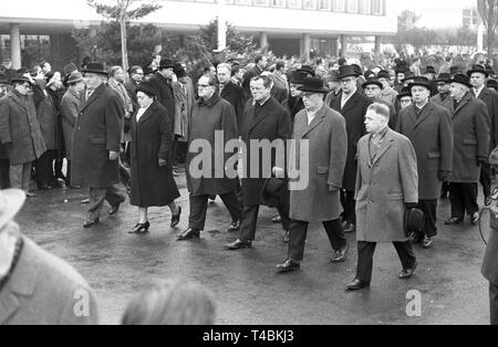 Il defunto Presidente della sociale dell' opposizione democratica Erich Ollenhauer è sepolto il 19 dicembre nel 1963. La foto mostra la parte del funerale a piedi dietro la bara al cimitero. Terzo di destra è Willy Brandt, chi è Ollenhauer suo successore come presidente del partito. | Utilizzo di tutto il mondo Foto Stock