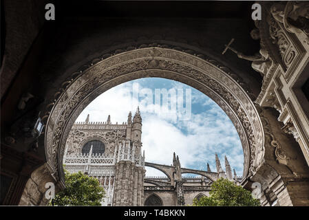 Arabesque arch l'ingresso alla Cattedrale di La Giralda di Siviglia, Spagna Foto Stock