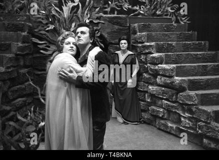 Il 22 maggio 1963, la nuova produzione di opera "Tristano e Iseult' è eseguito mediante l'Opera Tedesca del Reno, il teatro associazione di Düsseldorf e Duisburg, in occasione del centocinquantesimo anniversario della sua compositore Richard Wagner. La foto mostra un insieme Svanholm (destra) come Tristano e Astrid Varnay (sinistra) come Isotta, sullo sfondo c'è Fabio Giongo come Melot durante la prova finale il 21 maggio 1963. | Utilizzo di tutto il mondo Foto Stock
