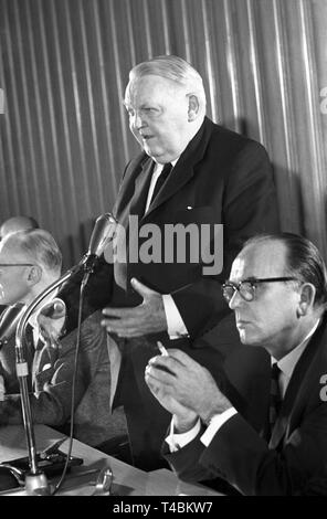 Il cancelliere Ludwig Erhard è tornato dal suo viaggio negli USA il 30 dicembre nel 1963. La foto mostra Ludwig Erhard (in piedi) in occasione di una conferenza stampa circa il risultato dei suoi colloqui con il presidente statunitense Lyndon B. Johnson. | Utilizzo di tutto il mondo Foto Stock