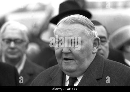 Il cancelliere tedesco Ludwig Erhard ritorna dal suo viaggio negli Stati Uniti il 30 dicembre nel 1963. La foto mostra Erhard poco dopo il suo arrivo in aeroporto Bonn-Wahn. | Utilizzo di tutto il mondo Foto Stock