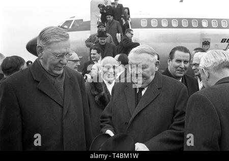 Il cancelliere Ludwig Erhard ritorna dal suo viaggio negli Stati Uniti il 30 dicembre nel 1963. La foto mostra Erhard e la sua delegazione poco dopo il loro arrivo in aeroporto Bonn-Wahn. | Utilizzo di tutto il mondo Foto Stock