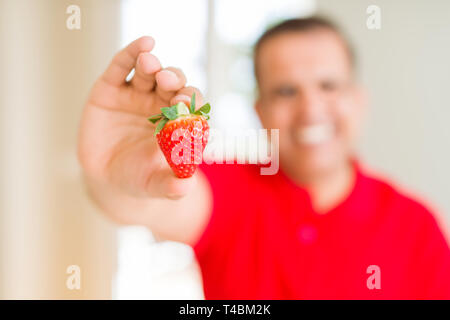 Chiudere la mezza età uomo con fragola Foto Stock