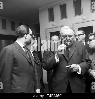 Il cancelliere Ludwig Erhard ritorna dal suo viaggio negli Stati Uniti il 30 dicembre nel 1963. La foto mostra Erhard e la sua delegazione poco dopo il loro arrivo in aeroporto Bonn-Wahn. | Utilizzo di tutto il mondo Foto Stock