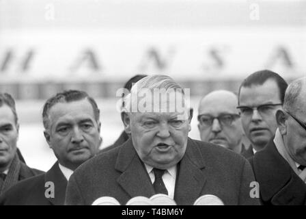 Il cancelliere Ludwig Erhard ritorna dal suo viaggio negli Stati Uniti il 30 dicembre nel 1963. La foto mostra Erhard, che dà un'intervista poco dopo il suo arrivo in aeroporto Bonn-Wahn. Lasciato dietro di lui è il ministro per i problemi di tedesco Erich Mende. | Utilizzo di tutto il mondo Foto Stock