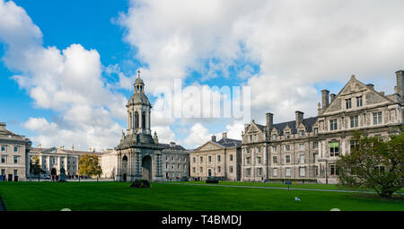 I punti di riferimento iconici - Il Campanile del Trinity College a Dublino, Irlanda Foto Stock