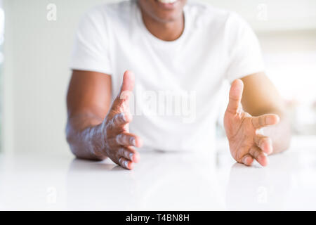 Close up americano africano mani di uomo Foto Stock