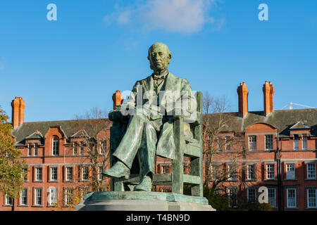 Dublino, Ott 28: Statua di ex provost George Salmone in Trinity College il Ott 28, 2018 a Dublino, Irlanda Foto Stock