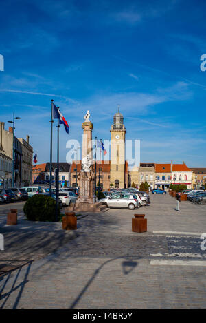 Gravelines, Dipartimento Nord, Francia, 26 marzo 2019, vista generale, la piazza del mercato, utilizzato come parcheggio, Clock Tower, War Memorial, Bandiera posti con il p. Foto Stock