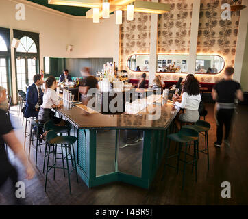 Interno occupato di cocktail bar nel ristorante con il personale del servizio clienti Foto Stock
