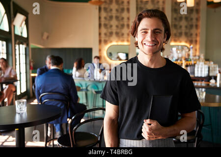Cameriere occupato Cocktail Bar del ristorante con i clienti in telecamera Foto Stock