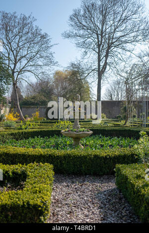 Gravelines, Dipartimento Nord, Francia, 26 marzo 2019, vista generale, formale piccolo giardino murato, colori primaverili © Peter Spurrier, Foto Stock