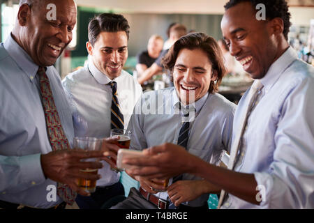 Gruppo di imprenditori tenuto Selfie In Bar a drinks del dopo lavoro in bar Foto Stock