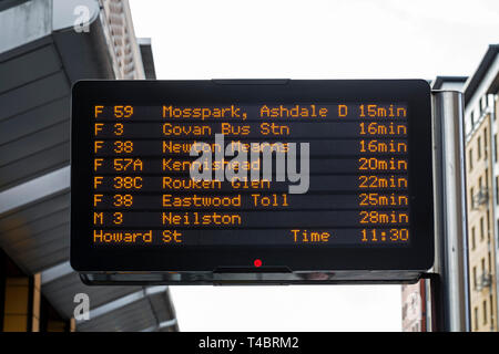 Cartello con la fermata dell'autobus a LED che mostra il tempo di attesa in pochi minuti, nel centro di Glasgow, in Scozia, Regno Unito Foto Stock