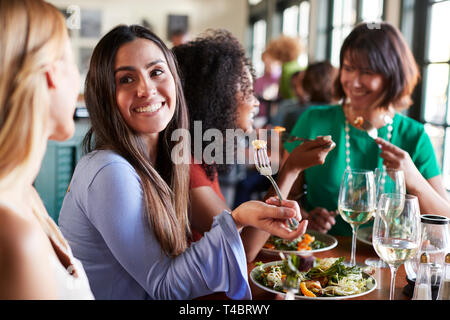Il gruppo di amici di sesso femminile godendo di pasto in ristorante insieme Foto Stock