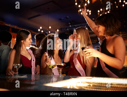Il gruppo di amici di sesso femminile celebrando con sposa sulla parte di gallina in bar Foto Stock