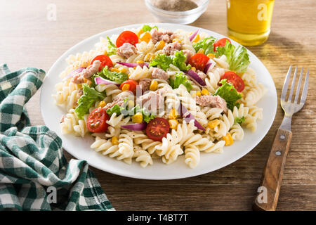 Insalata di pasta con verdure e tonno sul tavolo di legno. Foto Stock