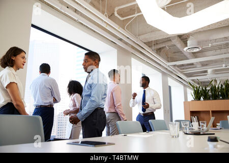 Gruppo di colleghi di lavoro chat in ufficio dopo la riunione Foto Stock