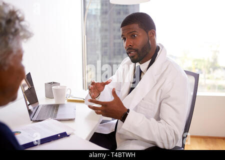 Senior donna incontro con connettore maschio di tipo medico chirurgo cosmetico in Office Foto Stock