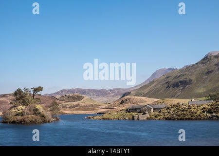 Vista panoramica a Cregennan Laghi, nella sezione sud del Parco Nazionale di Snowdonia, Gwynedd, Wales, Regno Unito Foto Stock