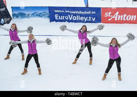 Cheerleaders visto eseguire durante il CEV Snow Volleyball Tour Europeo 2019. Foto Stock