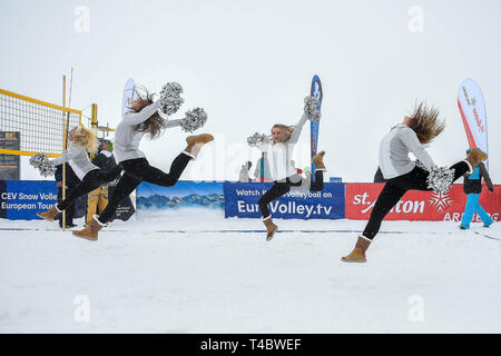 Cheerleaders visto eseguire durante il CEV Snow Volleyball Tour Europeo 2019. Foto Stock