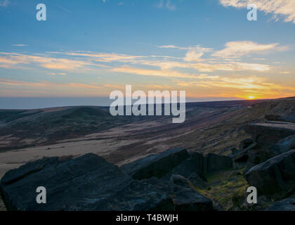 Marsden Moor, Yorkshire, Regno Unito, 13 aprile 2019. Il sole tramonta su un popolare valle che si affaccia la brughiera dello Yorkshire e campagna. Foto Stock