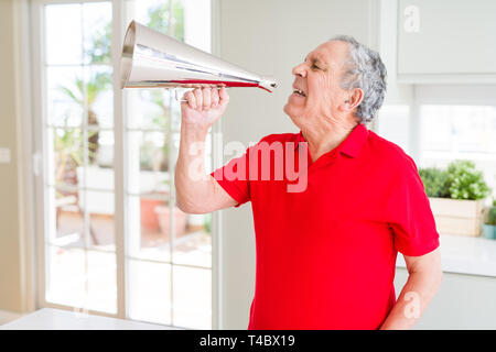 Senior shouthing uomo eccitato attraverso il metallo vintage megafono Foto Stock