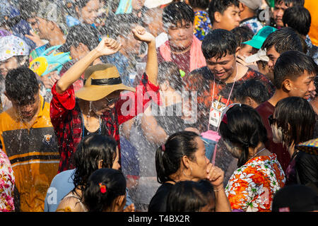 SUKHOTHAI, Tailandia - 15 Aprile 2019: popolo tailandese per celebrare il Nuovo Anno Songkran Festival dell'acqua sulla strada.