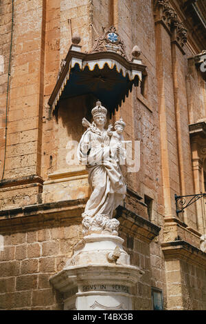 La statua della Vergine Maria, Madonna con Gesù bambino su un angolo del convento carmelitano di Mdina. Malta Foto Stock