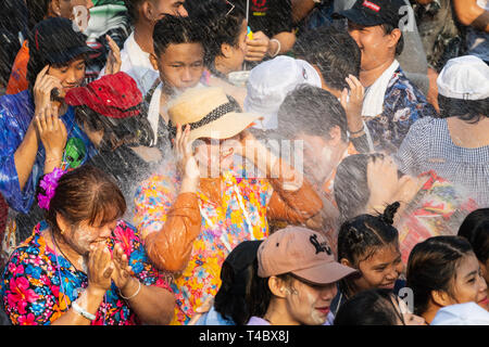 SUKHOTHAI, Tailandia - 15 Aprile 2019: popolo tailandese per celebrare il Nuovo Anno Songkran Festival dell'acqua sulla strada.