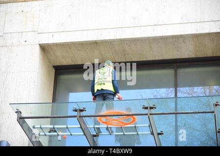 Londra, Regno Unito. Xv Apr, 2019. Il cambiamento climatico manifestanti dalla ribellione di estinzione prendere la loro protesta alla testa quarti di Shell Petroleum.Credit: Claire Doherty/Alamy Live News Foto Stock