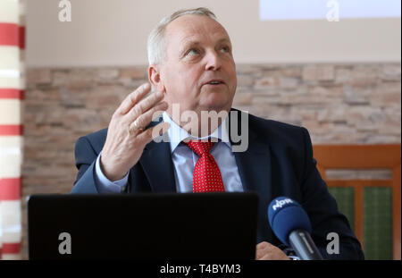 Schlagsdorf, Germania. Xv Apr, 2019. Fino a Backhaus (SPD), stato Ministro dell'agricoltura, informa in occasione di una conferenza stampa a Grenzhus circa i risultati del censimento a molla del Nandus. Il Nandus originario del sud America hanno cominciato a diffondersi più rapidamente e più veloce nella regione intorno al lago di Ratzeburg per quasi due decenni. In autunno 2018, 560 animali erano stati contati - più di due volte come molti come nella primavera dello stesso anno. Credito: Bernd Wüstneck/dpa/Alamy Live News Foto Stock