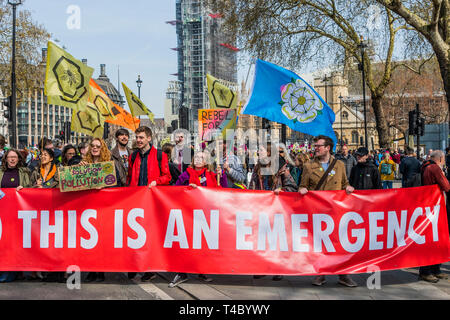 Londra, Regno Unito. 15 apr 2019. Gli ingressi di Piazza del Parlamento sono bloccati - i manifestanti dalla ribellione di estinzione il blocco di diversi (Hyde Park, Oxford Cuircus, Piccadilly Circus, Warterloo Ponte e Piazza del Parlamento) giunzioni di Londra come parte della loro protesta in corso alla domanda di azione da parte del governo del Regno Unito sulle "clima chrisis'. L'azione è parte di un internazionale coordinato di protesta. Credito: Guy Bell/Alamy Live News Foto Stock