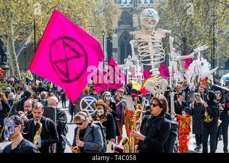 Londra, Regno Unito. Il 15 aprile, 2019. I manifestanti dalla ribellione di estinzione il blocco di diversi (Hyde Park, Oxford Cuircus, Piccadilly Circus, Warterloo Ponte e Piazza del Parlamento) giunzioni di Londra come parte della loro protesta in corso alla domanda di azione da parte del governo del Regno Unito sulle "clima chrisis'. L'azione è parte di un internazionale coordinato di protesta. Credito: Guy Bell/Alamy Live News Foto Stock