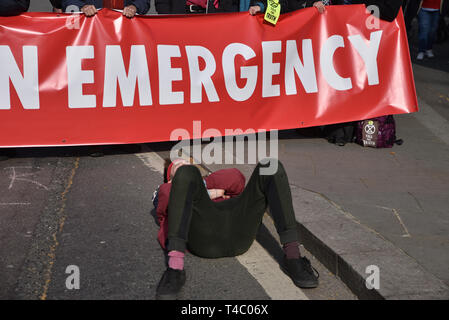 La piazza del Parlamento, Londra, Regno Unito. Xv Apr, 2019. La Ribellione di estinzione il cambiamento climatico manifestanti vicino Piazza del Parlamento. Credito: Matteo Chattle/Alamy Live News Foto Stock