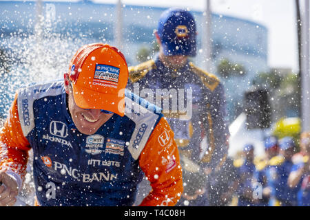 Long Beach, California, Stati Uniti d'America. Xiv Apr, 2019. SCOTT DIXON (9) di Australia, termina terzo come Alexander Rossi (27) degli Stati Uniti vince la Acura Grand Prix di Long Beach all'Acura Grand Prix di Long Beach a strade di Long Beach a Long Beach, California. (Credito Immagine: © Walter G Arce Sr Asp Inc/ASP) Foto Stock