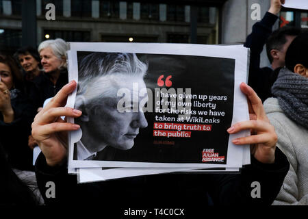 Bruxelles, Belgio. 15 Aprile 2019.i sostenitori del fondatore di WikiLeaks Julian Assange rally al di fuori dell' ambasciata britannica .Alexandros Michailidis/Alamy Live News Foto Stock