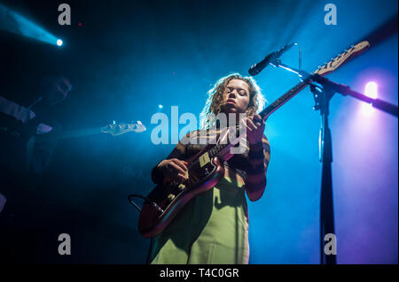 Brighton, East Sussex. Il 14 aprile 2019. Nilufer Yanya esegue dal vivo presso il ritrovo in Brighton, sul suo tour europeo. La visita segue il rilascio del suo album di debutto "miss Universo' rilasciato il 22 marzo 2019. Credito: Francesca Moore/Alamy Live News Foto Stock